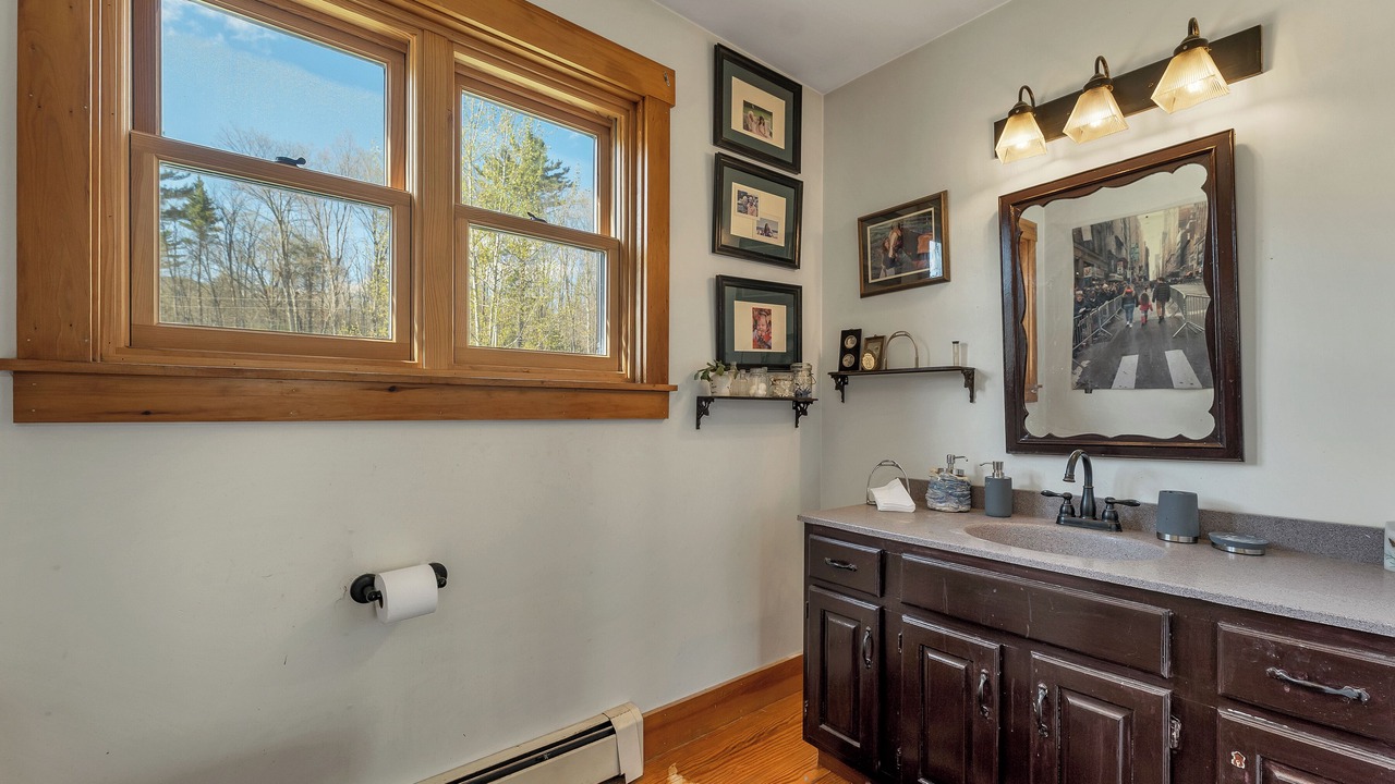 Photo of Bathroom in Center Sandwich