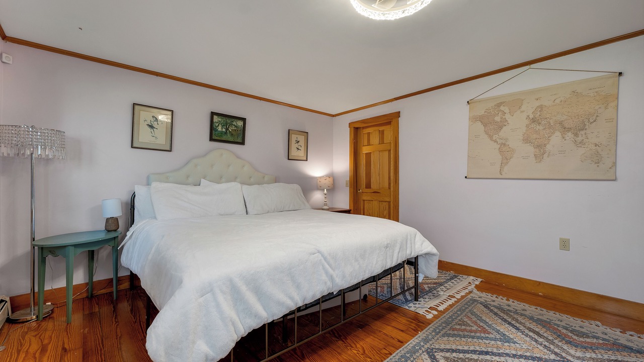 Photo of Bedroom in Center Sandwich