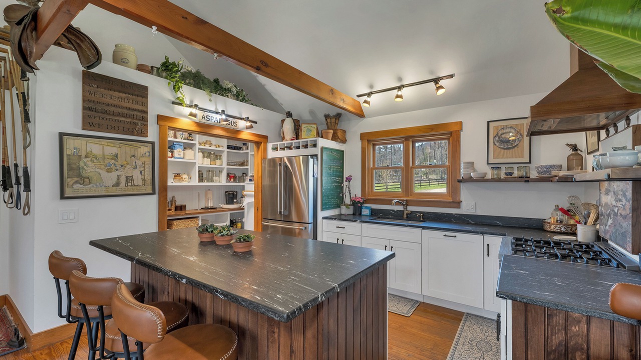 Photo of Kitchen in Center Sandwich