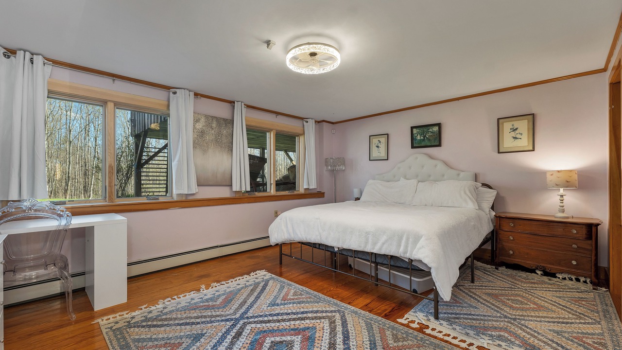 Photo of Bedroom in Center Sandwich