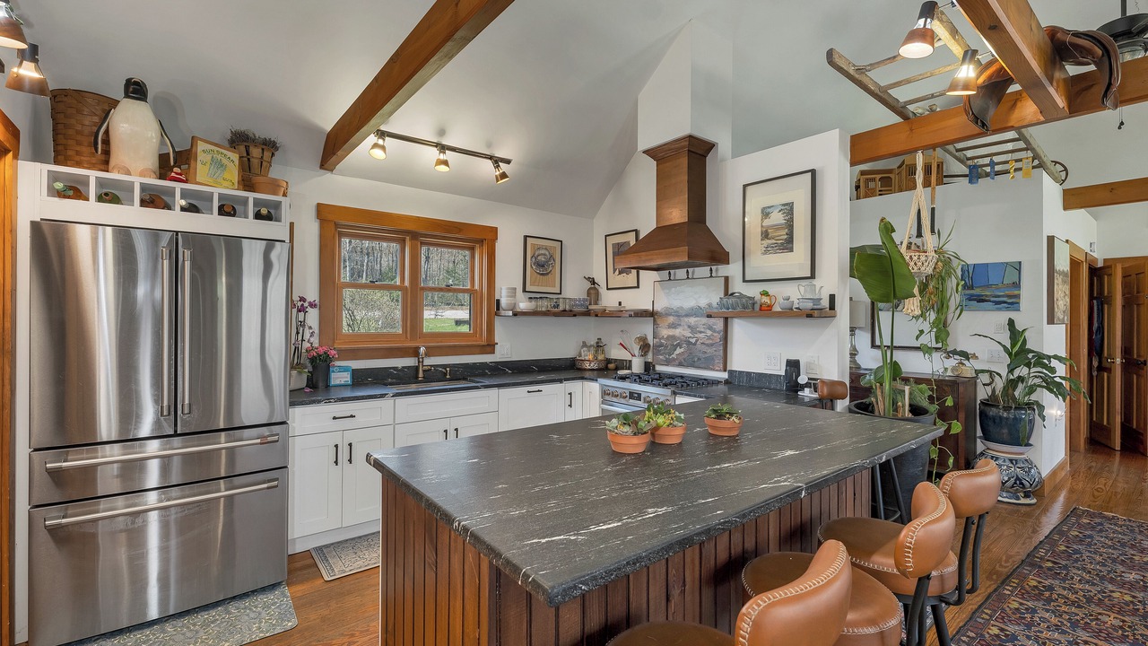Photo of Kitchen in Center Sandwich
