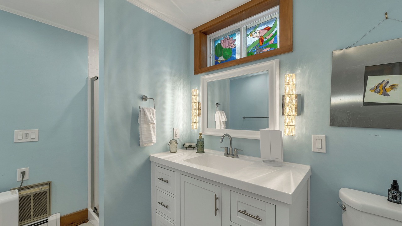 Photo of Bathroom in Center Sandwich