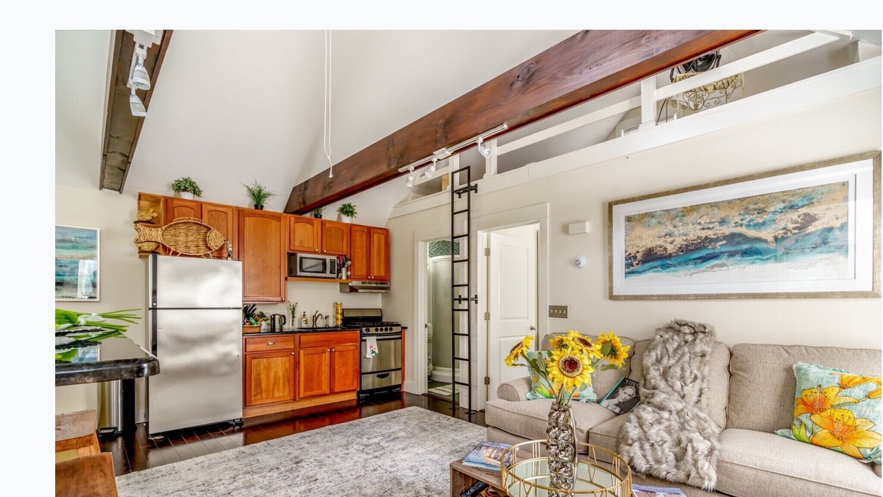Photo of Livingroom in Bellevue Avenue Historic District