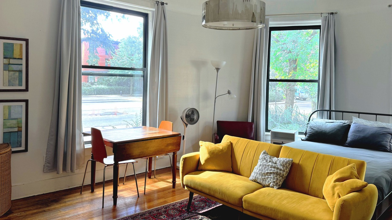 Photo of Livingroom in Cleveland Circle