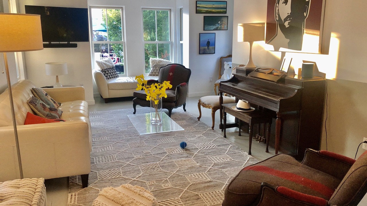 Photo of Livingroom in Commercial Street