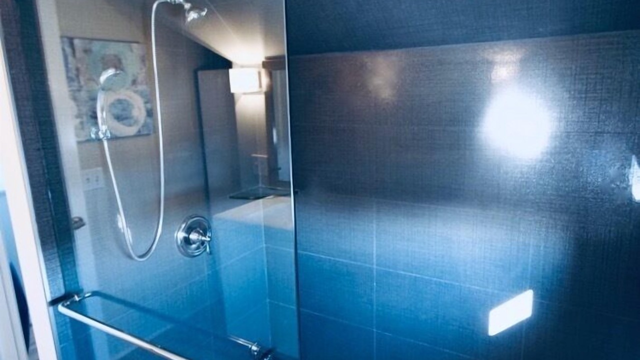 Photo of Bathroom in Commercial Street