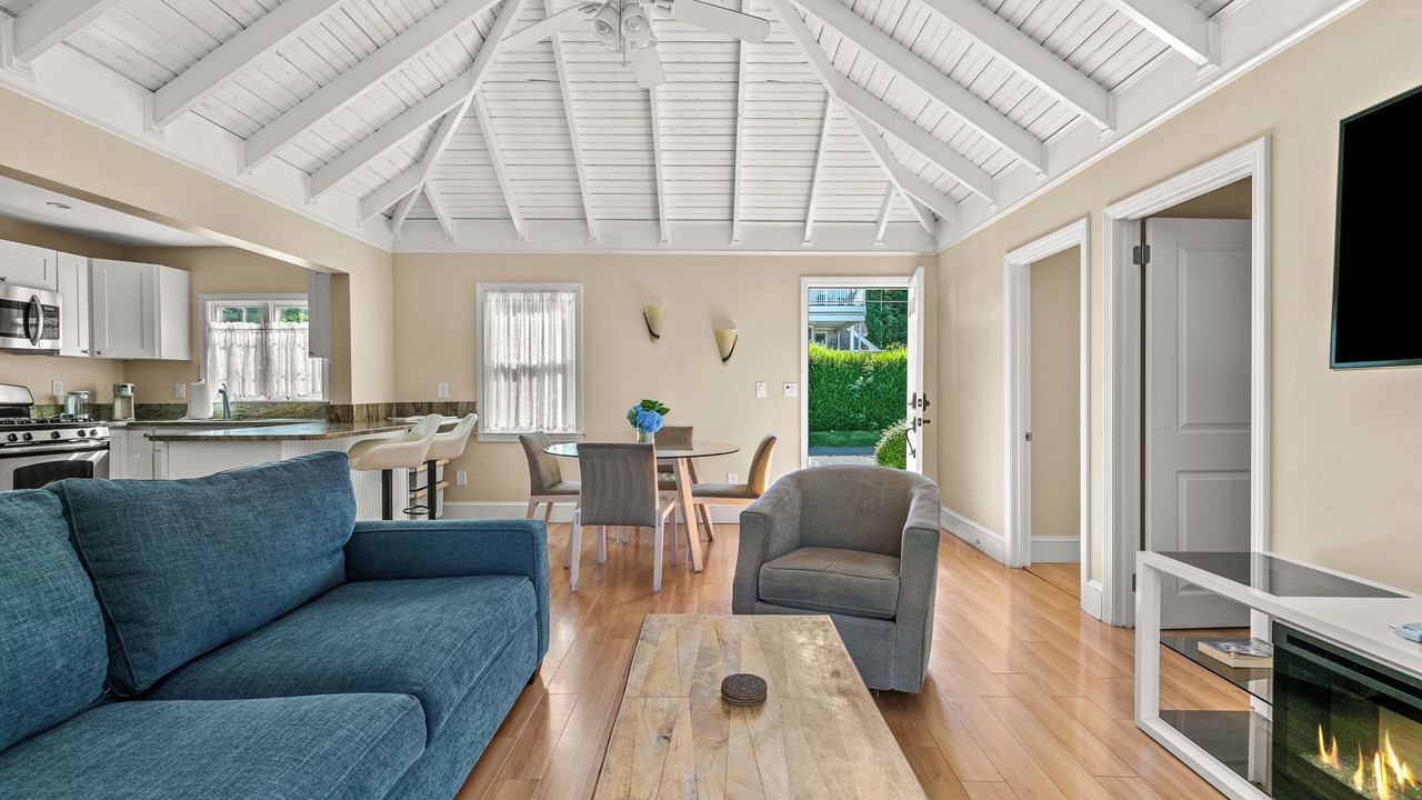 Photo of Livingroom in Easton's Point