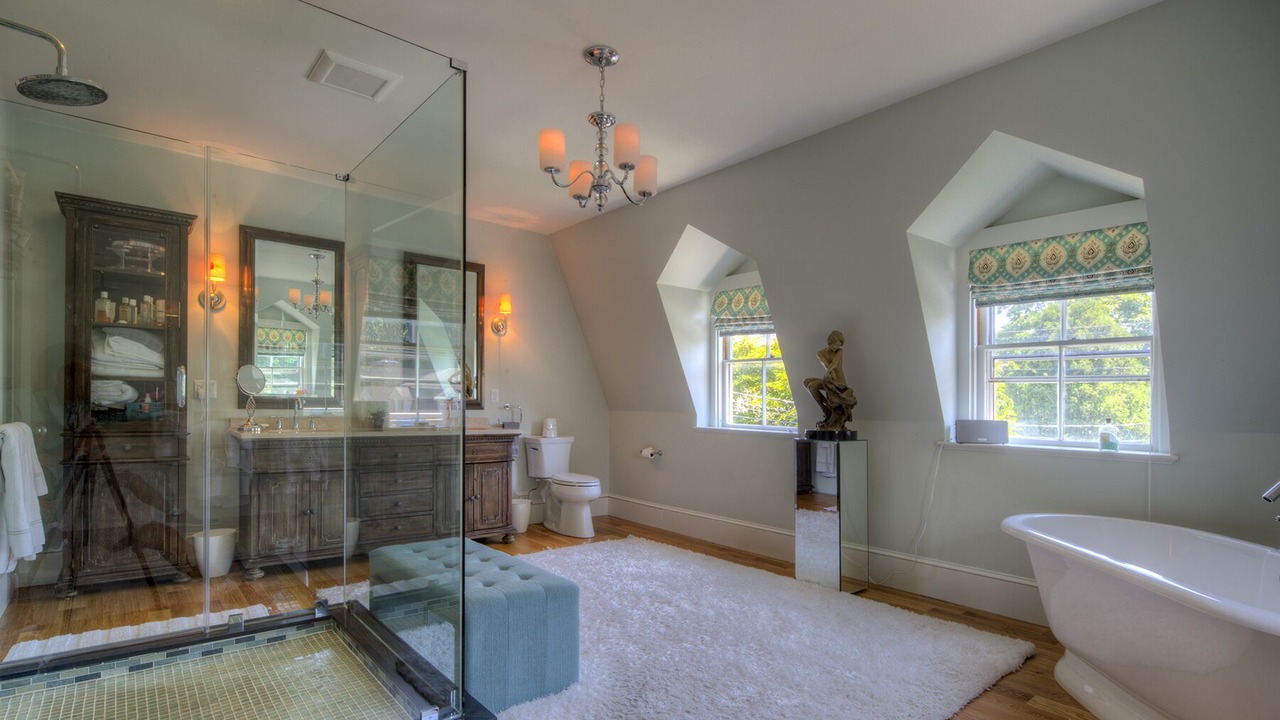 Photo of Bathroom in Bellevue Avenue Historic District