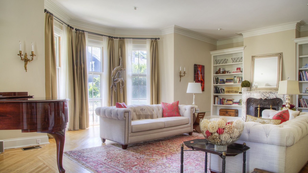 Photo of Livingroom in Bellevue Avenue Historic District