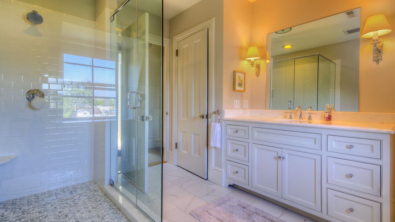 Photo of Bathroom in Bellevue Avenue Historic District