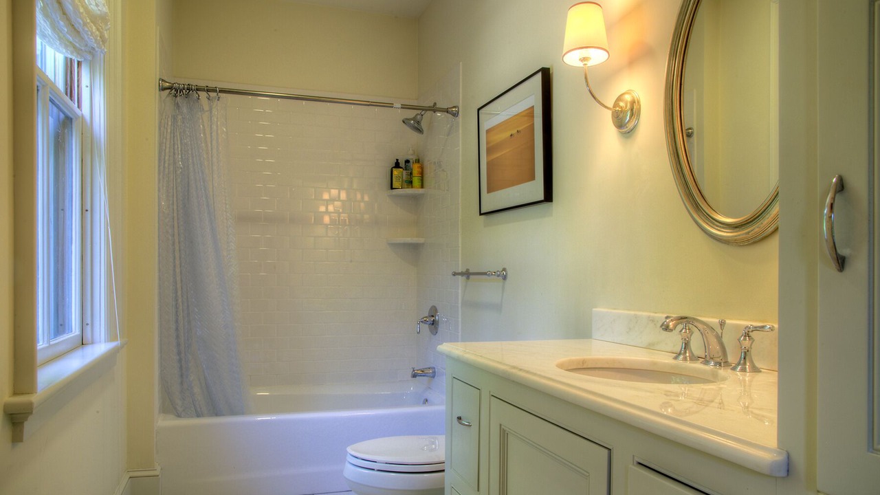 Photo of Bathroom in Bellevue Avenue Historic District