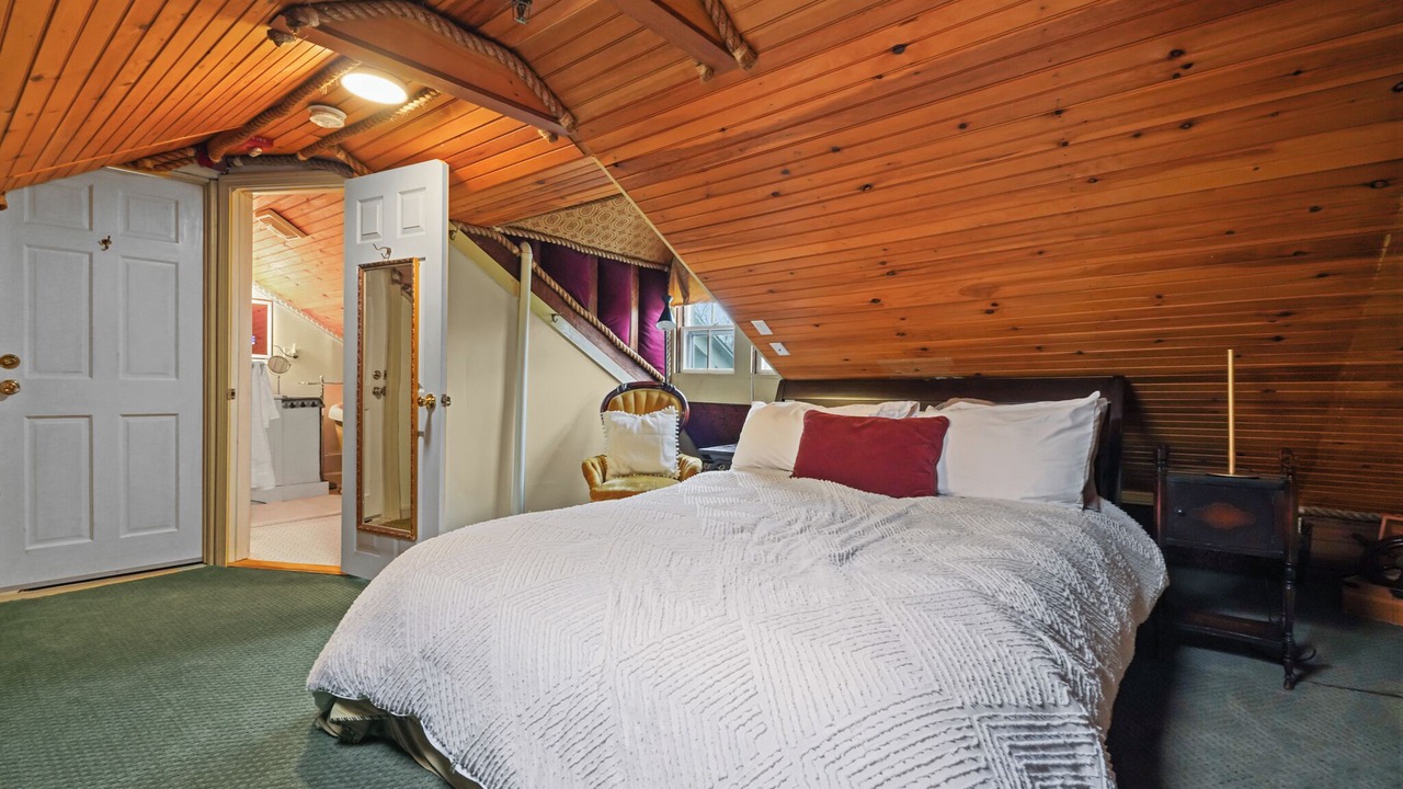 Photo of Bedroom in Top of the Hill