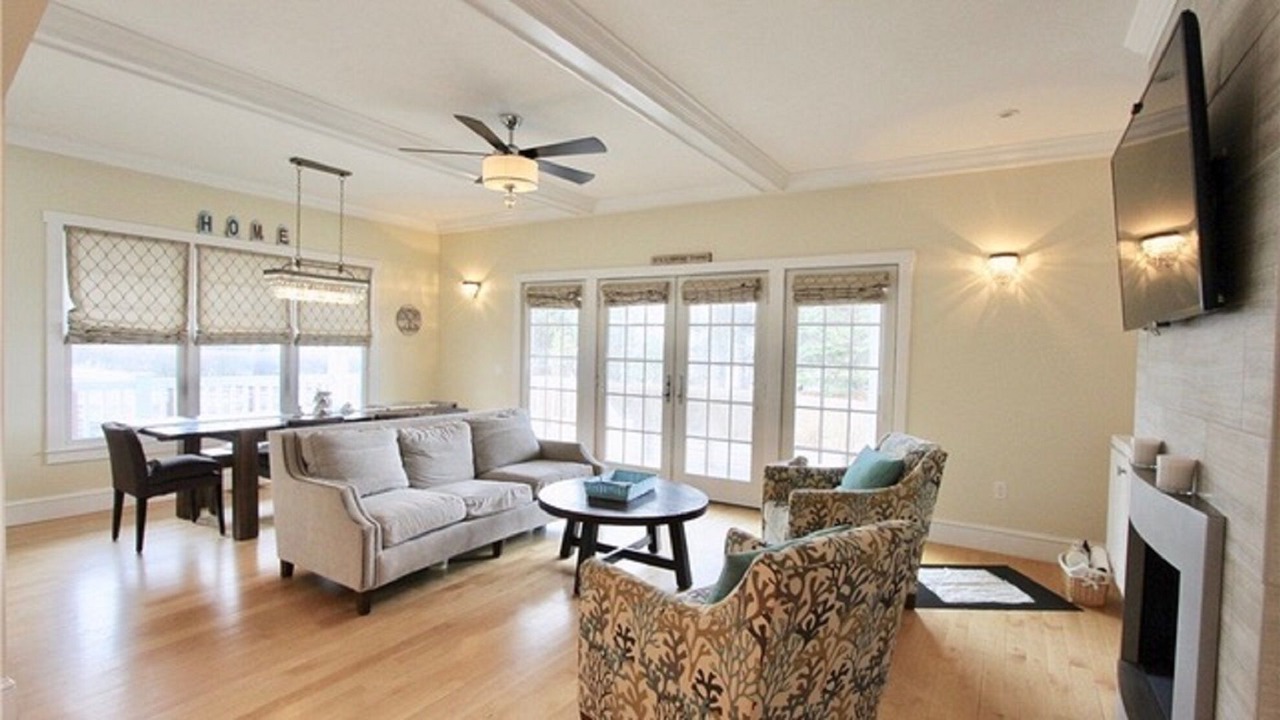 Photo of Livingroom in Easton's Point