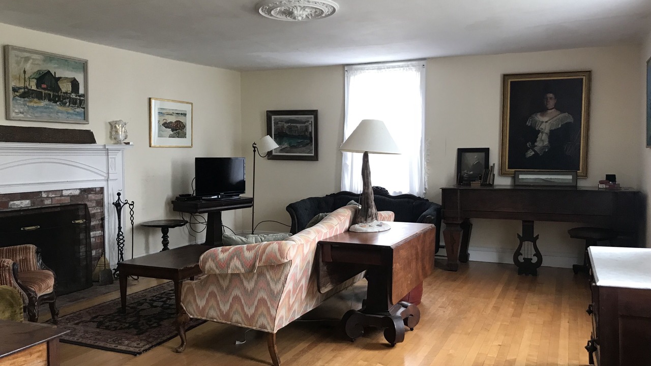 Photo of Livingroom in Commercial Street