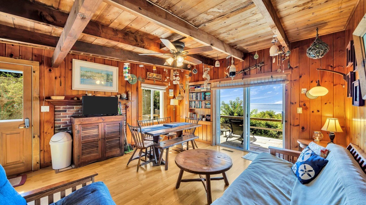 Photo of Livingroom in Indian Neck Heights