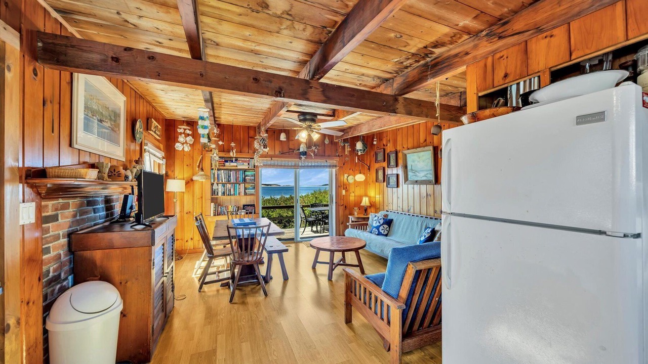 Photo of Livingroom in Indian Neck Heights