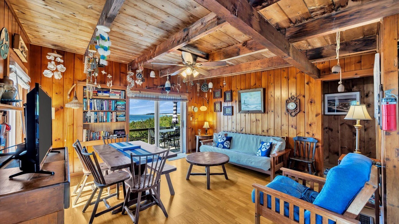 Photo of Livingroom in Indian Neck Heights