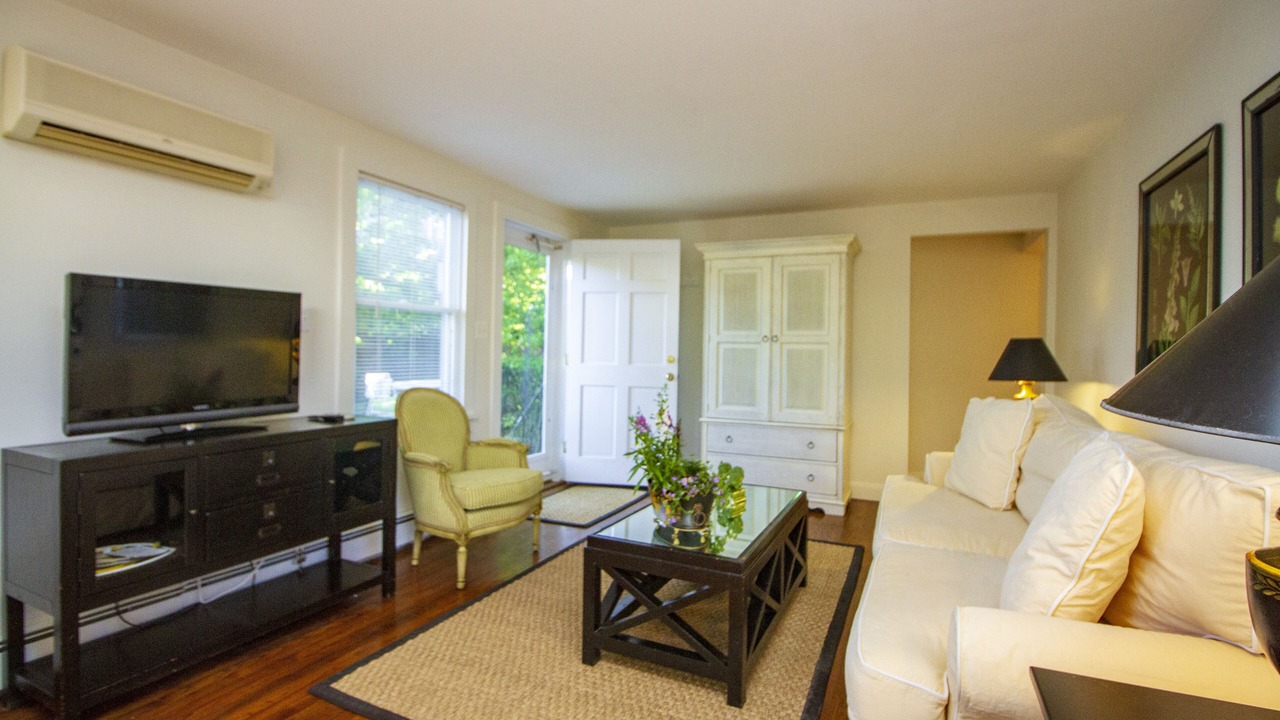 Photo of Livingroom in Village of Southampton