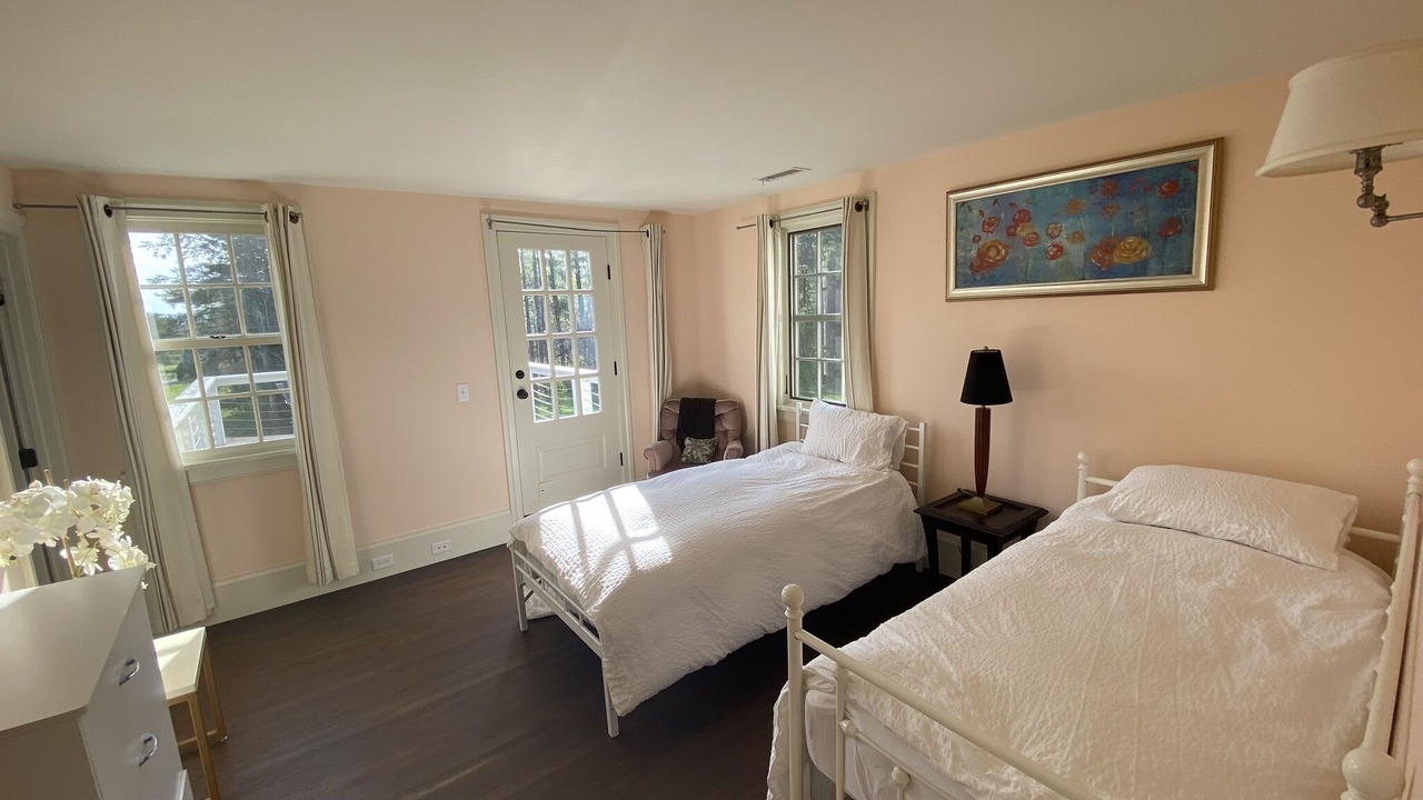 Photo of Bedroom in Lee