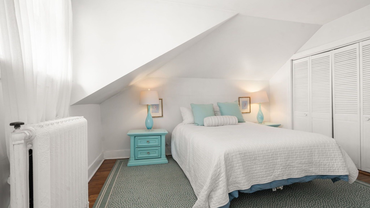 Photo of Bedroom in Off Broadway