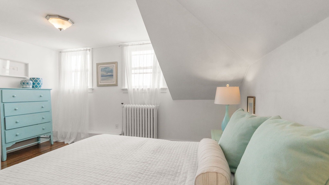 Photo of Bedroom in Off Broadway