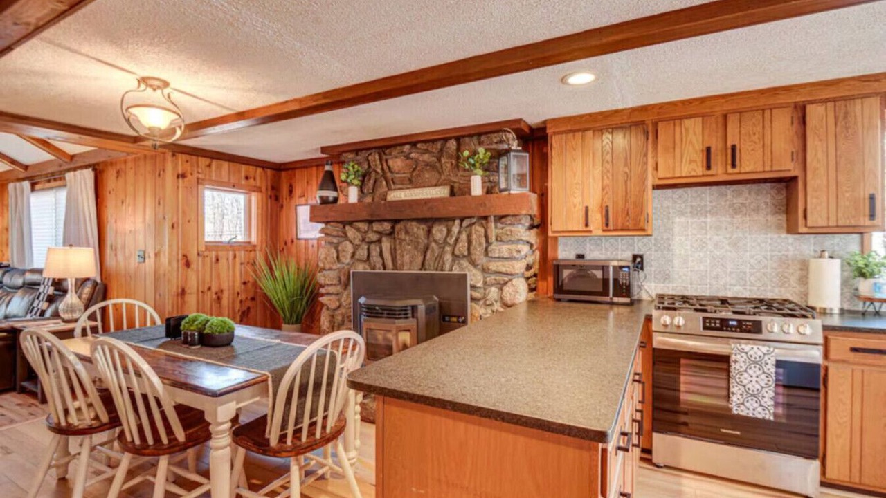 Photo of Livingroom in Alton