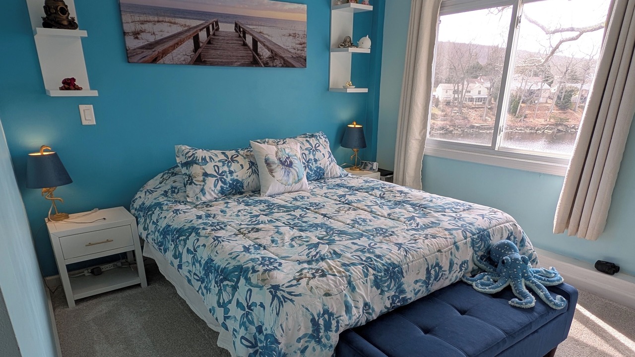Photo of Bedroom in Quaker Hill