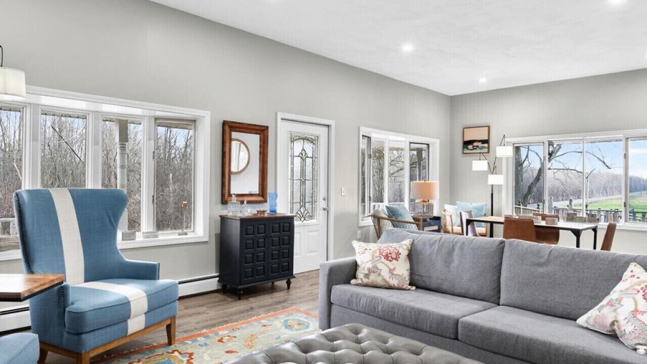 Photo of Livingroom in Town of Throop