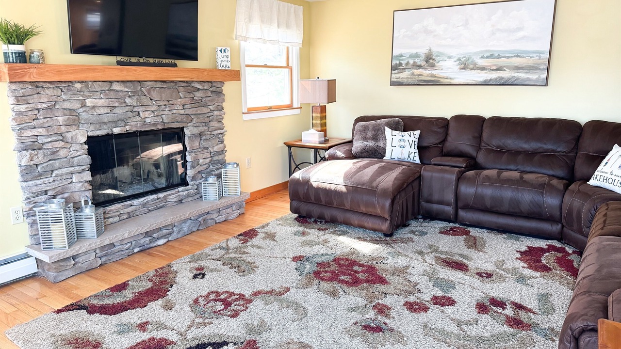 Photo of Livingroom in Queensbury