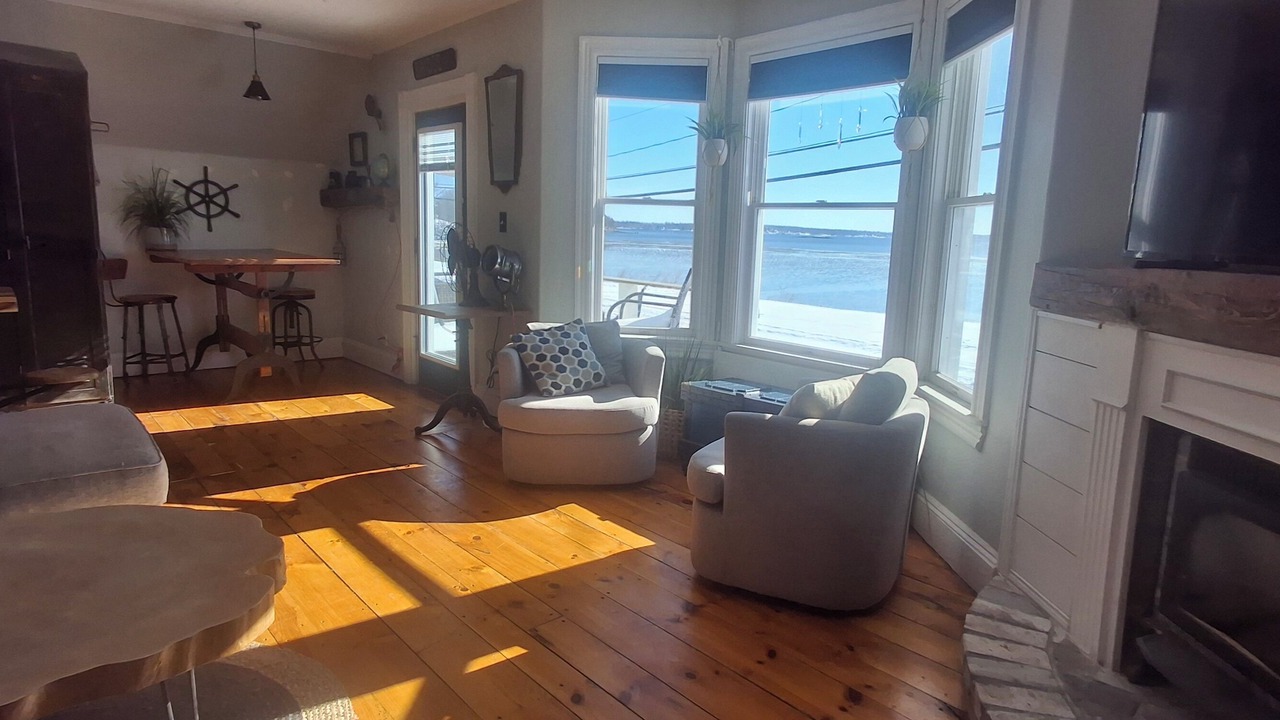 Photo of Livingroom in East Deering