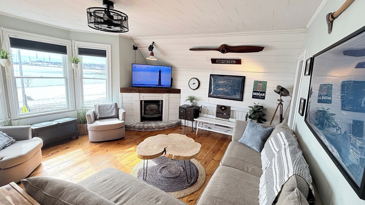 Photo of Livingroom in East Deering
