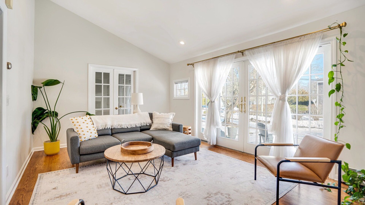 Photo of Livingroom in Hampton Bays
