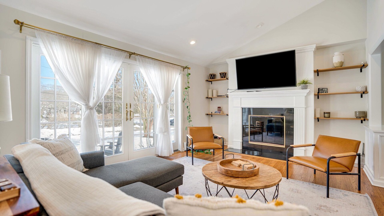 Photo of Livingroom in Hampton Bays