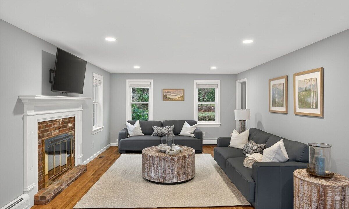 Photo of Livingroom in Marstons Mills