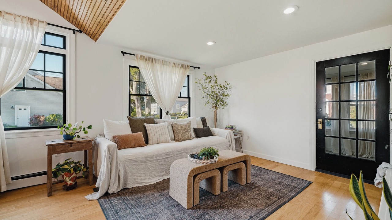 Photo of Livingroom in Niantic
