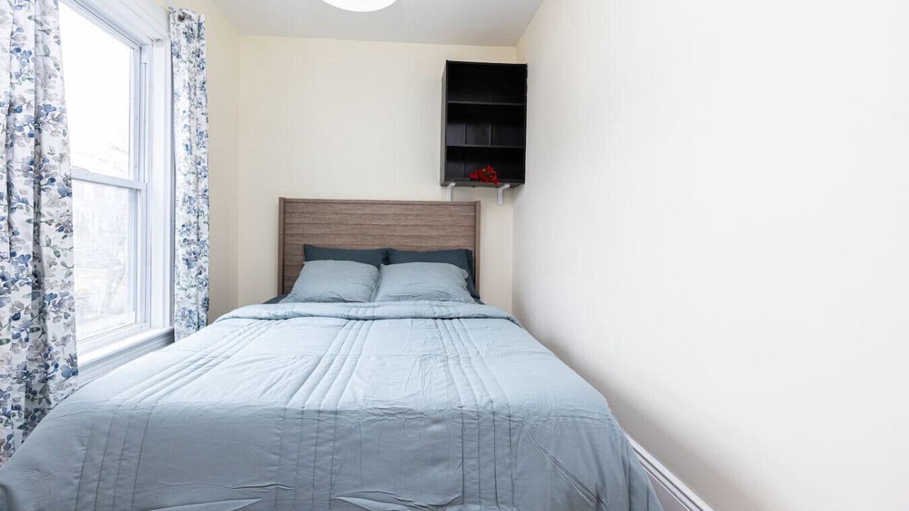 Photo of Bedroom in Roxbury