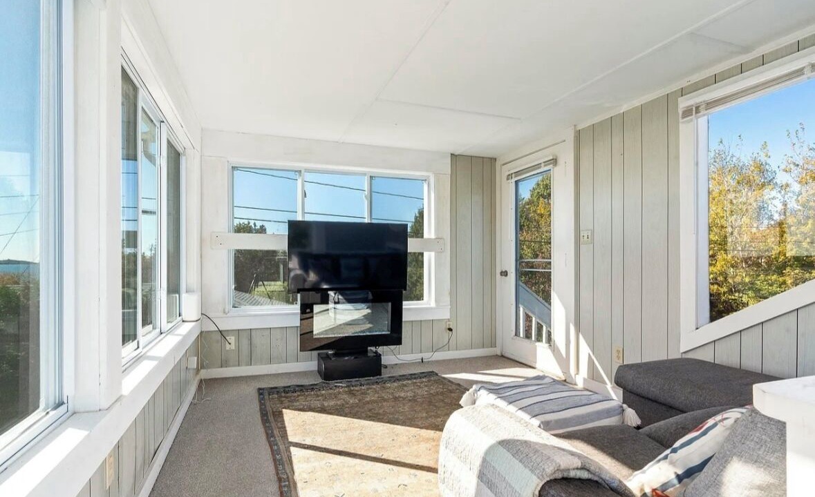 Photo of Livingroom in Mid-Coast and Islands