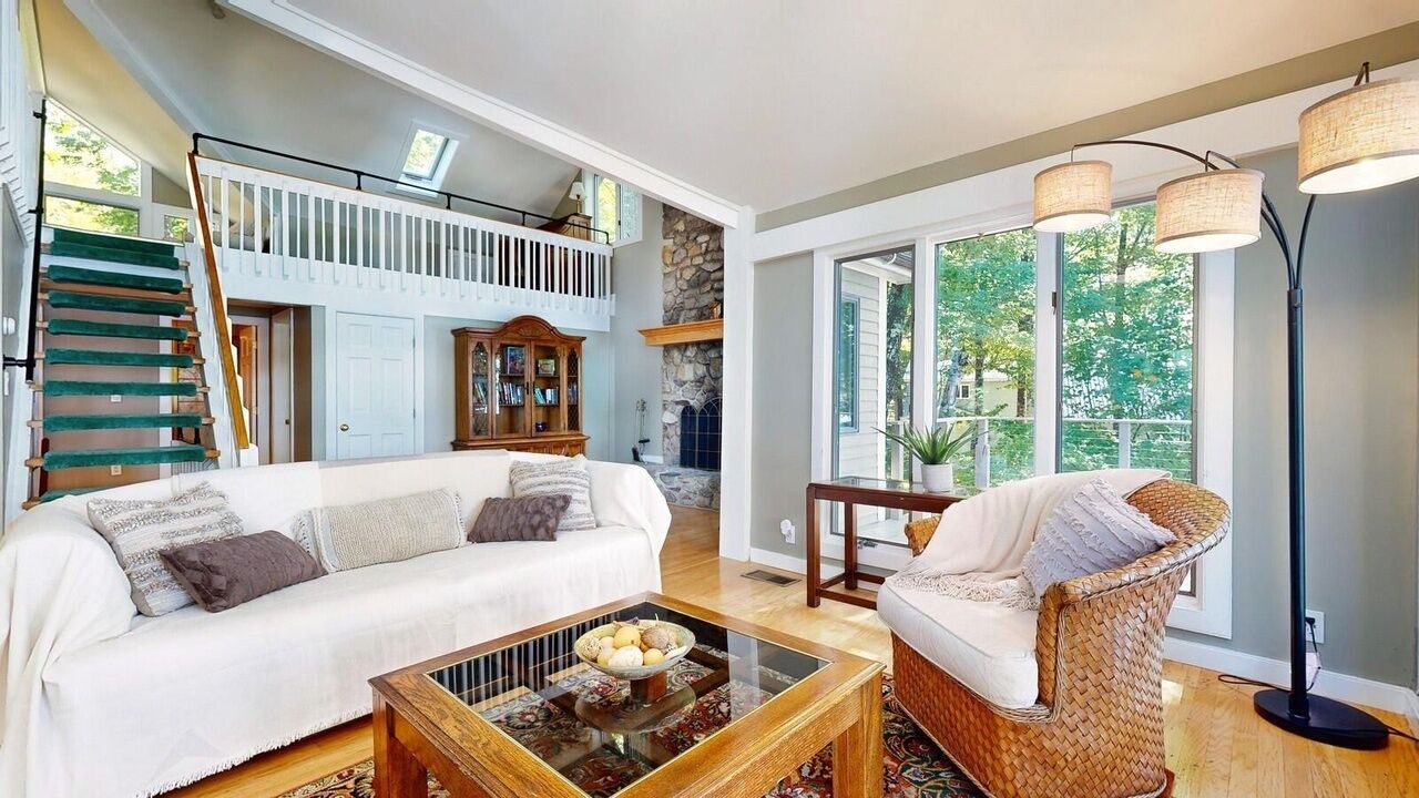 Photo of Livingroom in Center Lovell