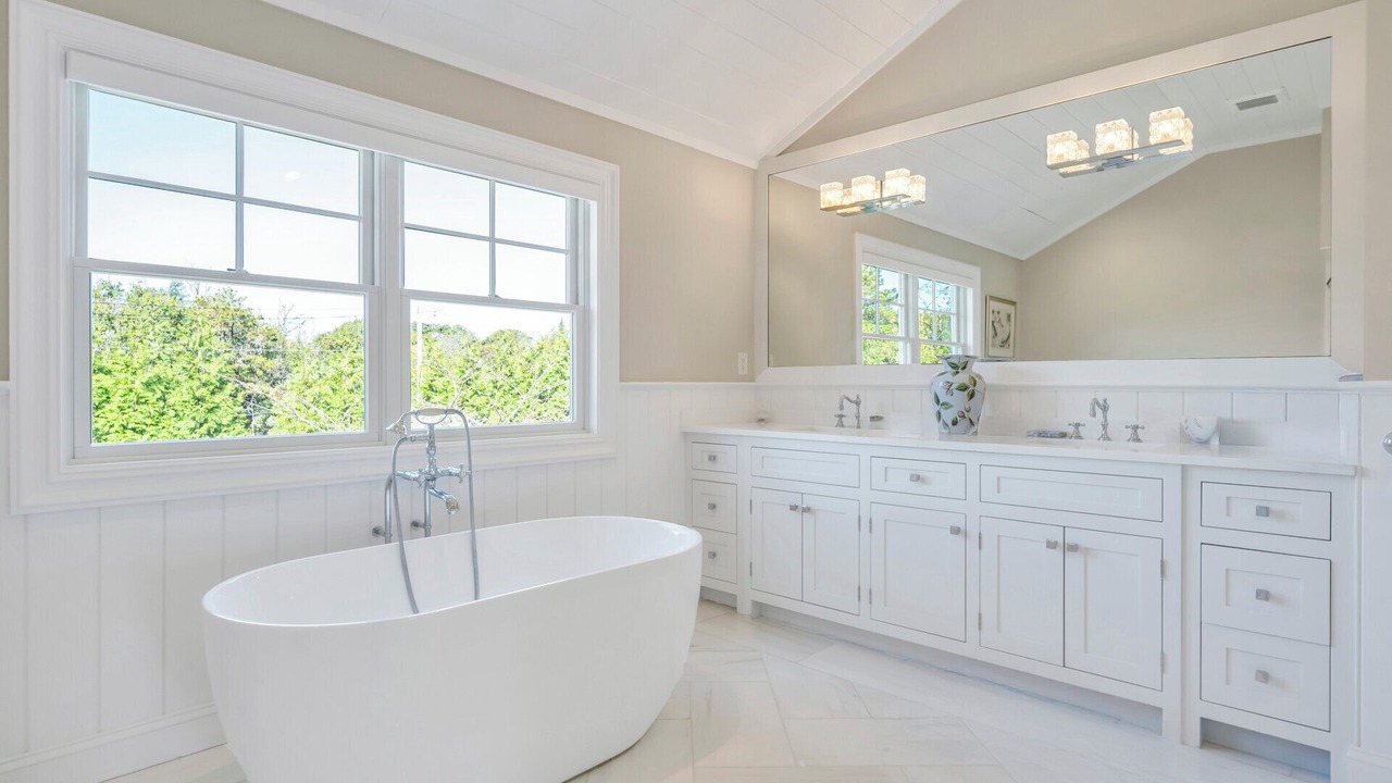 Photo of Bathroom in Shinnecock Hills
