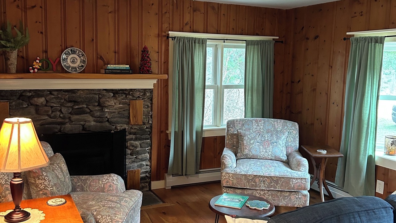 Photo of Livingroom in Cummington
