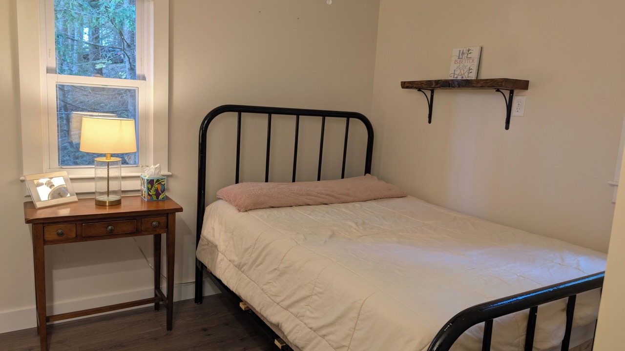 Photo of Bedroom in Lee