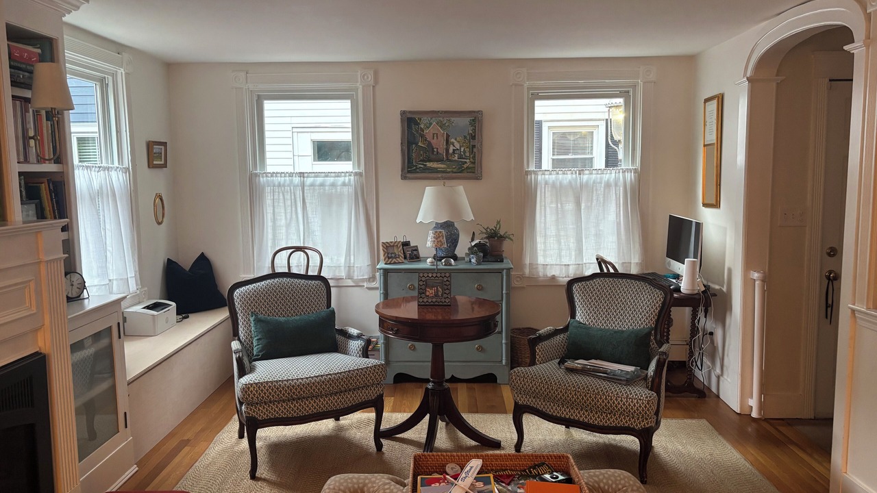 Photo of Livingroom in Medford Street - The Neck