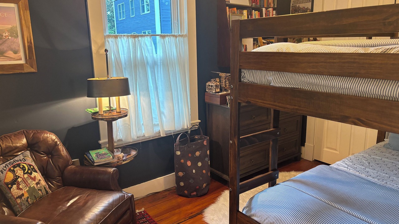 Photo of Bedroom in Medford Street - The Neck