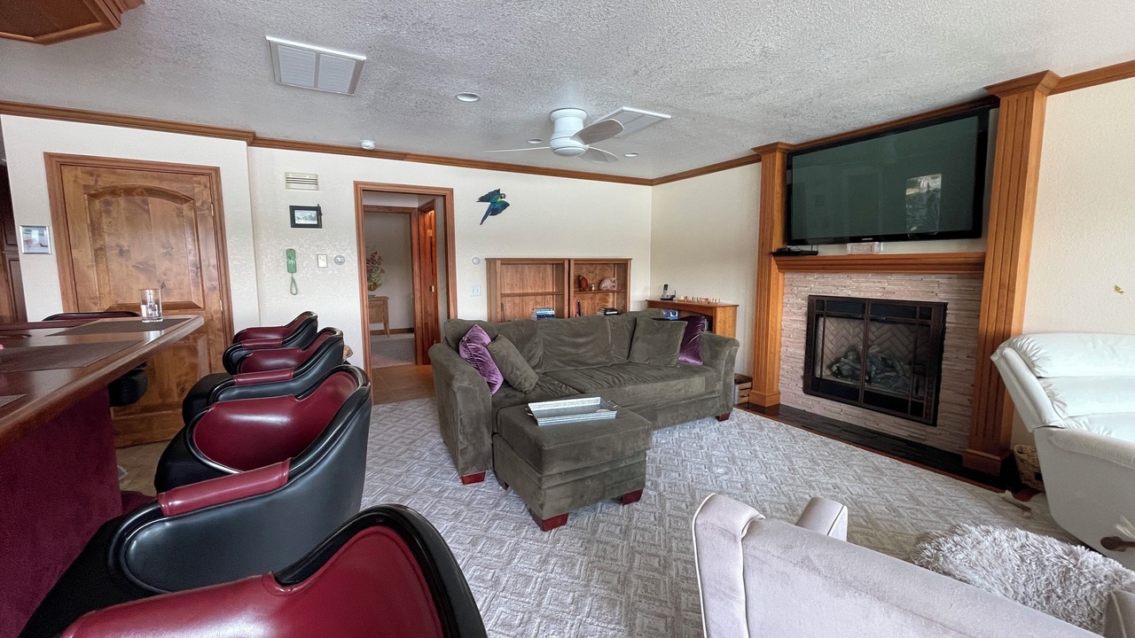 Photo of Livingroom in Shutesbury