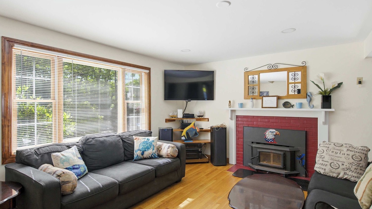 Photo of Livingroom in East Falmouth
