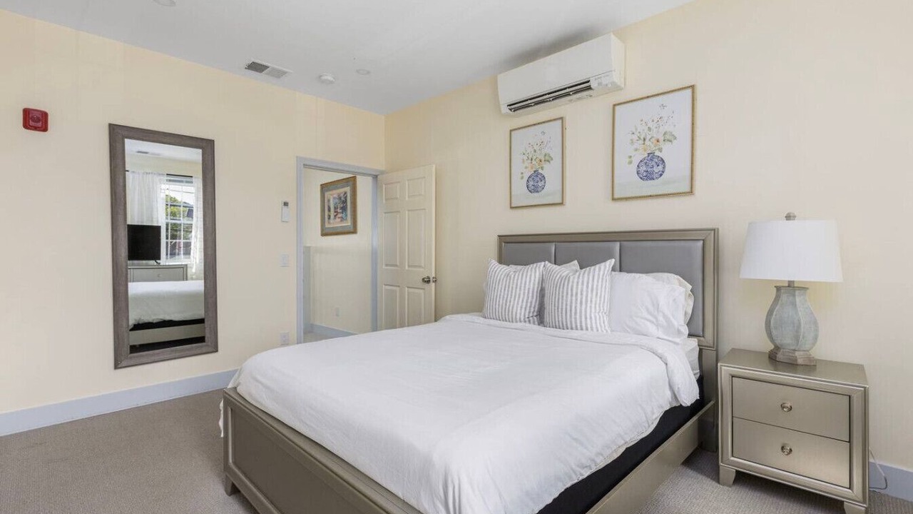 Photo of Bedroom in Off Broadway