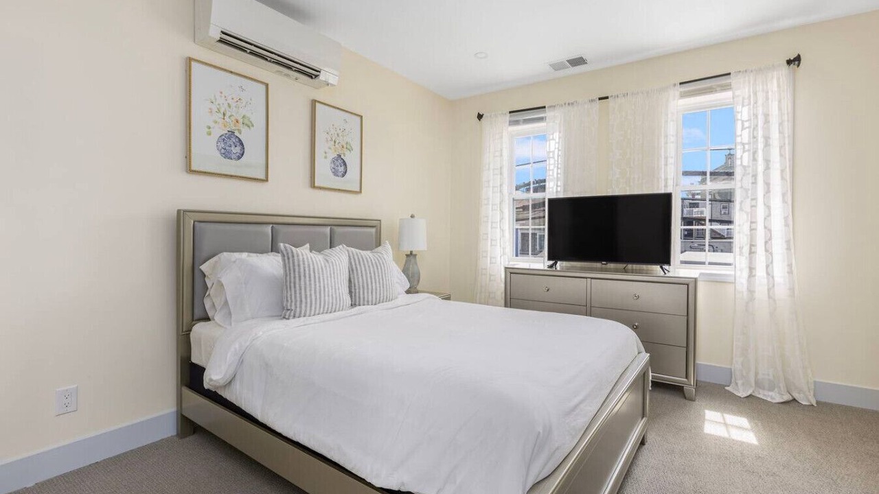 Photo of Bedroom in Off Broadway