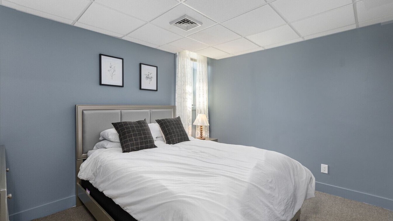 Photo of Bedroom in Off Broadway