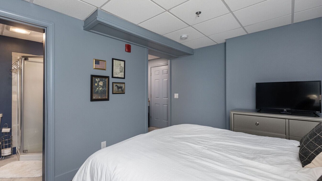 Photo of Bedroom in Off Broadway