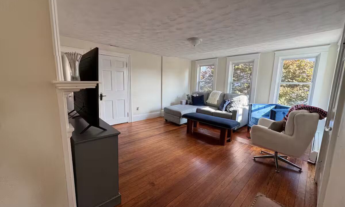 Photo of Livingroom in Warren